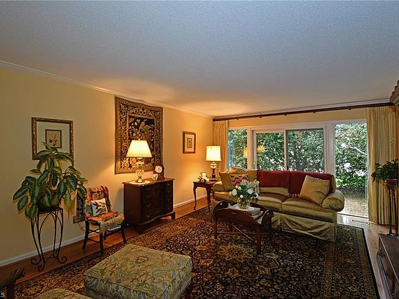 5th image of 300 Lakeway Dr