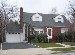 1032 Cherry Ln, New Hyde Park, NY 11040