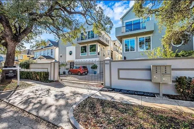 3 bed, 3.5 bath, 2472 sqft, $2,500 — Photo 2
