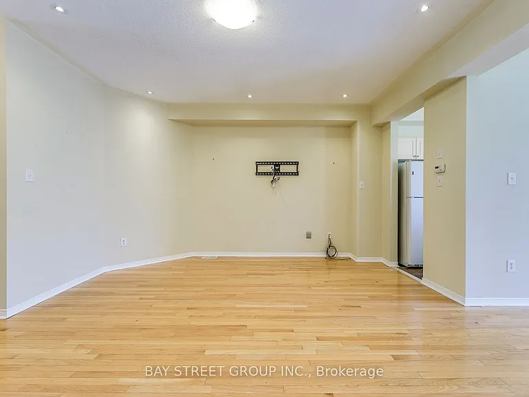 2413 Whistling Springs Cres — Photo 8