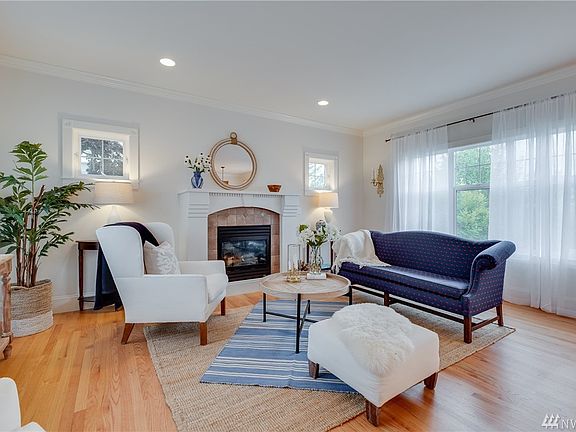 3rd image of 1861 Parkview Dr NE