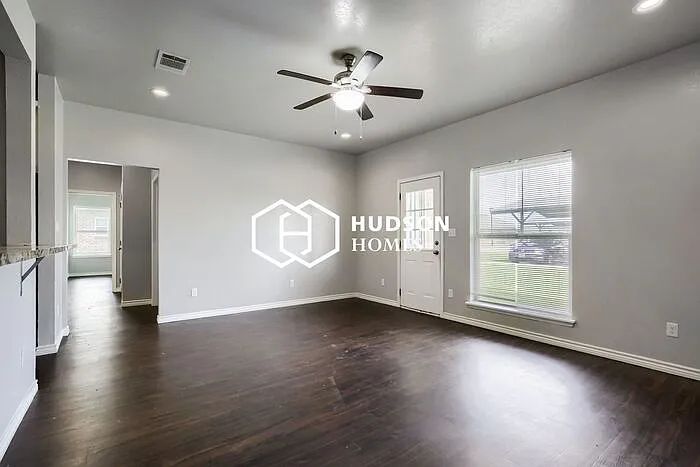 3 bed, 2.0 bath, 1218 sqft, $1,125 — Photo 3