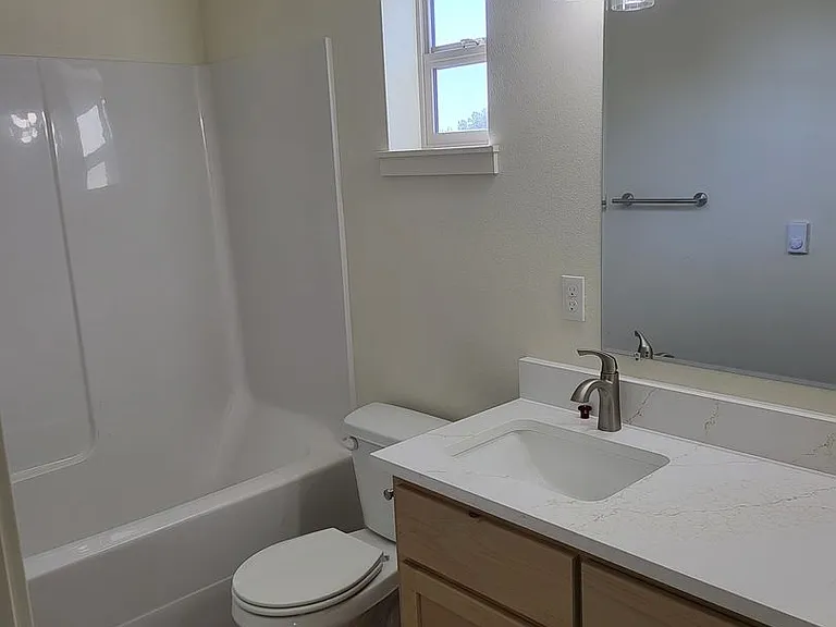 1083 Kennedy St — Photo 3