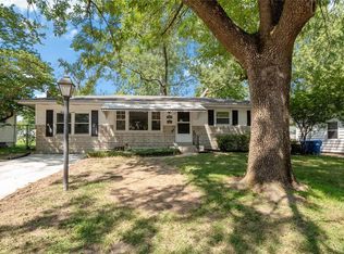 1395 Lindsay Ln, Florissant, MO 63031