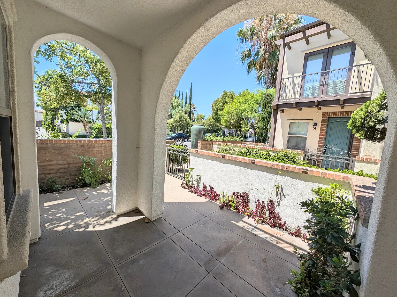 594 S Melrose St — Photo 3