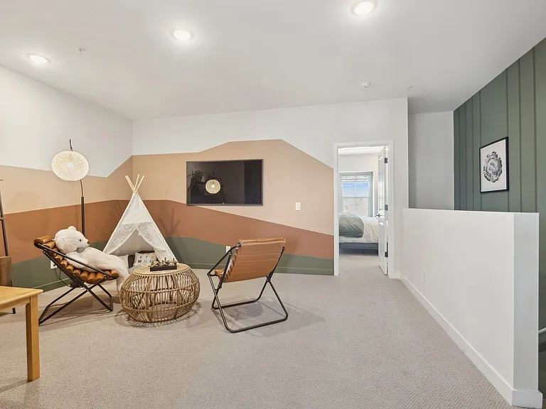 2821 W Red Fox Rd — Photo 4
