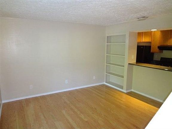 6824 Glenridge - Living (4)