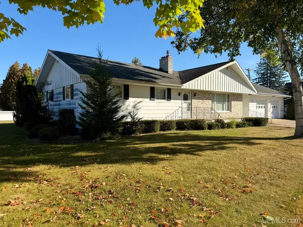 734 Oak St, Manistique, MI 49854