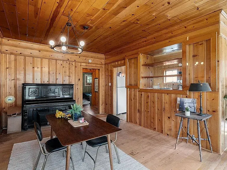 103 E Willow St — Photo 2