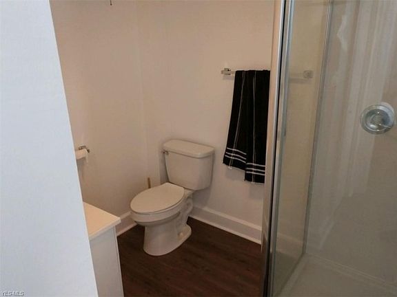 3rd image of 208 1/2 E Main St