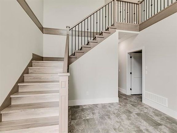 3rd image of 32827 Arbutus Ave