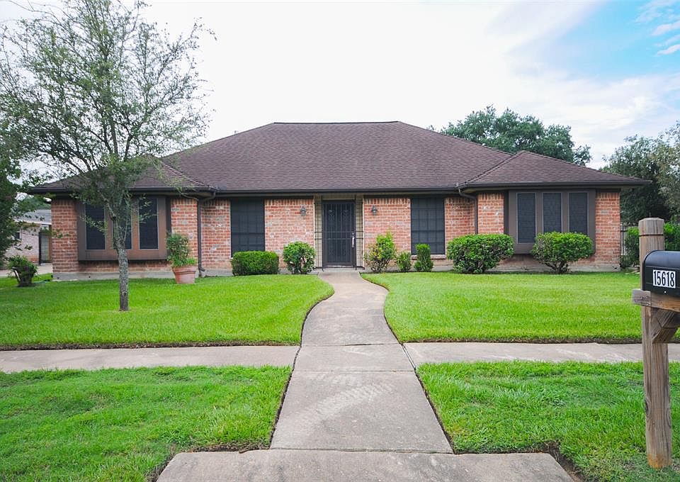 1st image of 15618 Four Leaf Dr