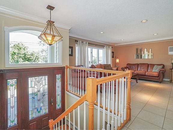 5th image of 266 Seaford Ave