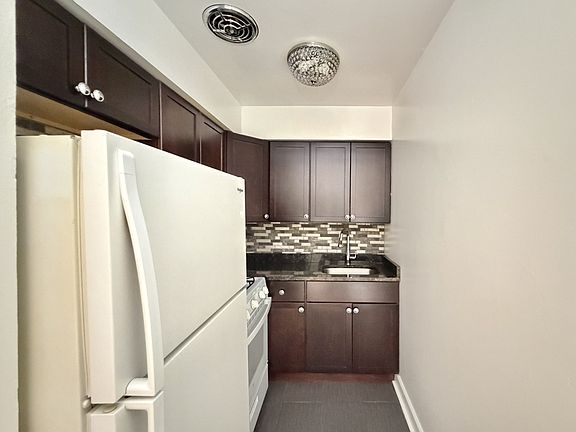 2nd image of 6830 N Sheridan Rd #662