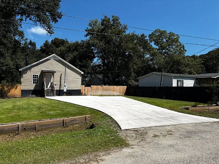 1030 Greenhill Rd — Photo 2