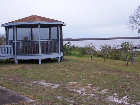 4th image of 215 River Dr E