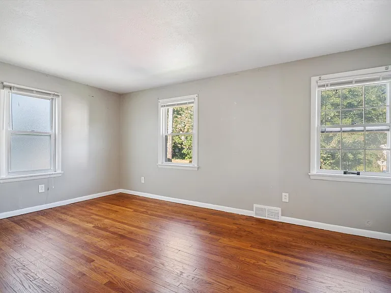 1349 W 87th St — Photo 12