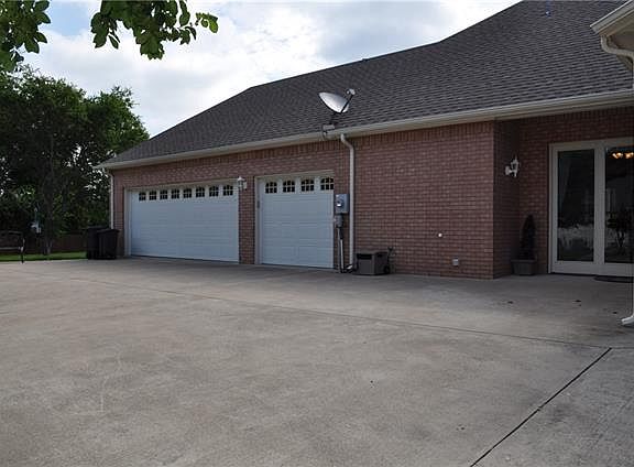 5th image of 1921 Saint Andrews Dr
