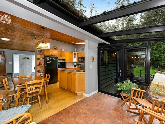 4th image of 2392 Robertson Rd