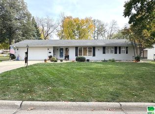 1132 1st Ave SW, Sioux Center, IA 51250