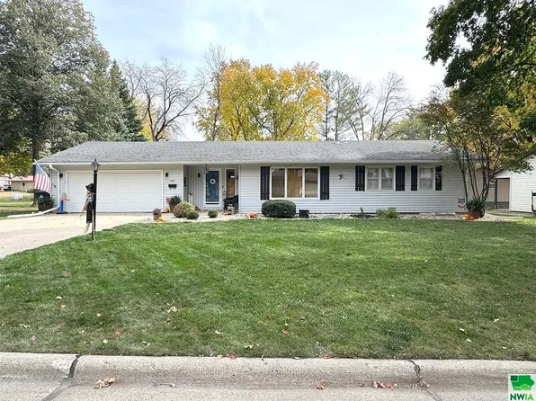 1132 1st Ave SW, Sioux Center, IA 51250