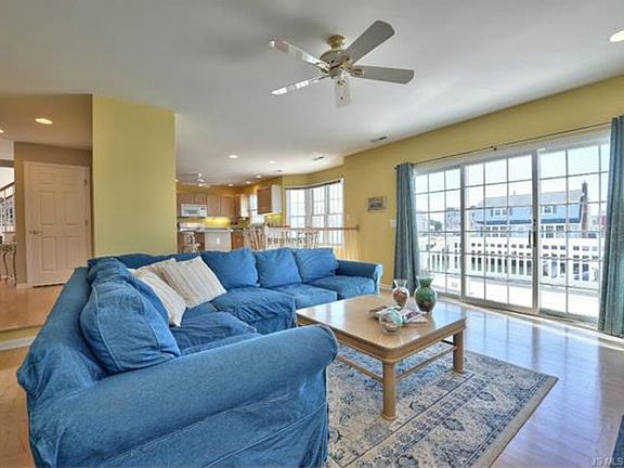 4th image of 12 W Old Whaling Ln