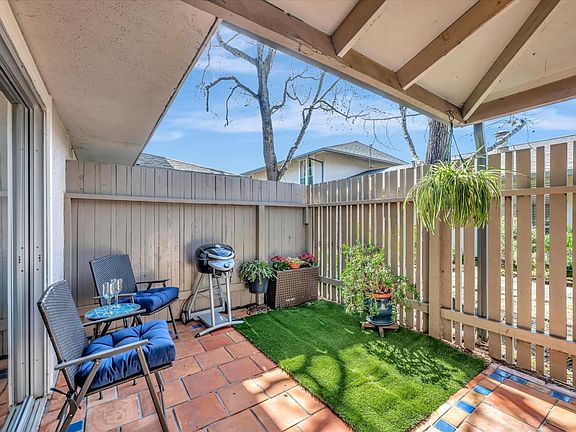 5th image of 215 roundtree Way