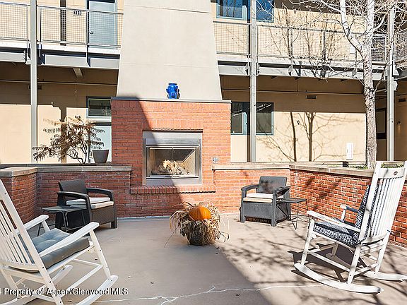 5th image of 361 Robinson St Unit 326