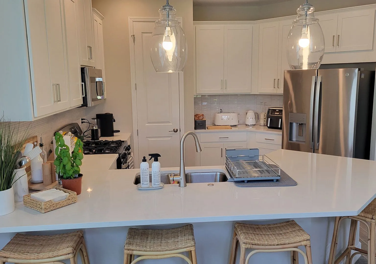 Seasonal/short term ONLY Almost brand new 3/4 SFH at Grandview community in Bradenton — Photo 3