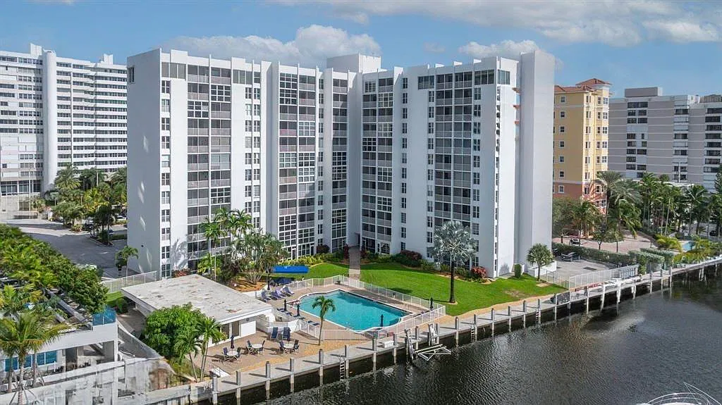 2 bed, 2.0 bath, 840 sqft, $3,700 — Photo 3