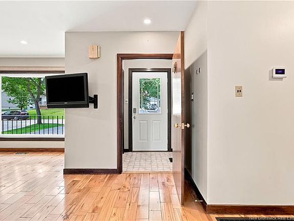 4th image of 447 Pederson Cres