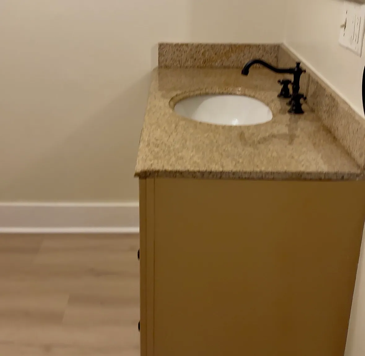 2 bed, 1000 sqft, $2,500 — Photo 3