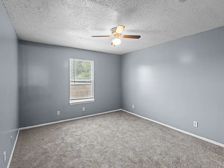 Creekside Apartments — Photo 36