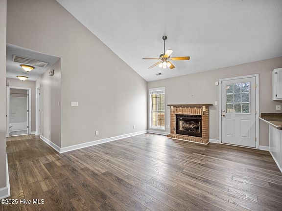 4th image of 414 Whirlaway Blvd