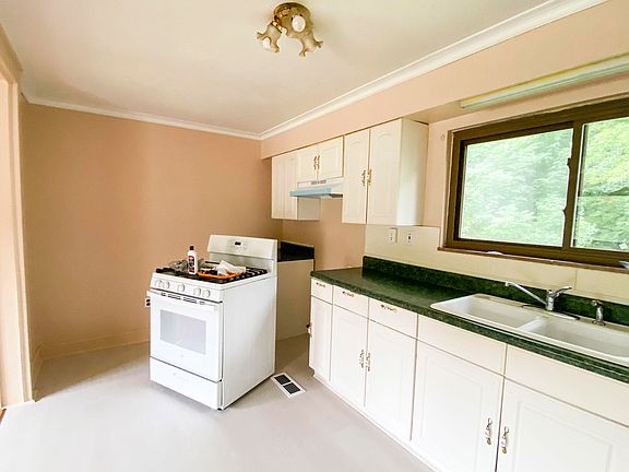 3rd image of 1166 Lake Dr