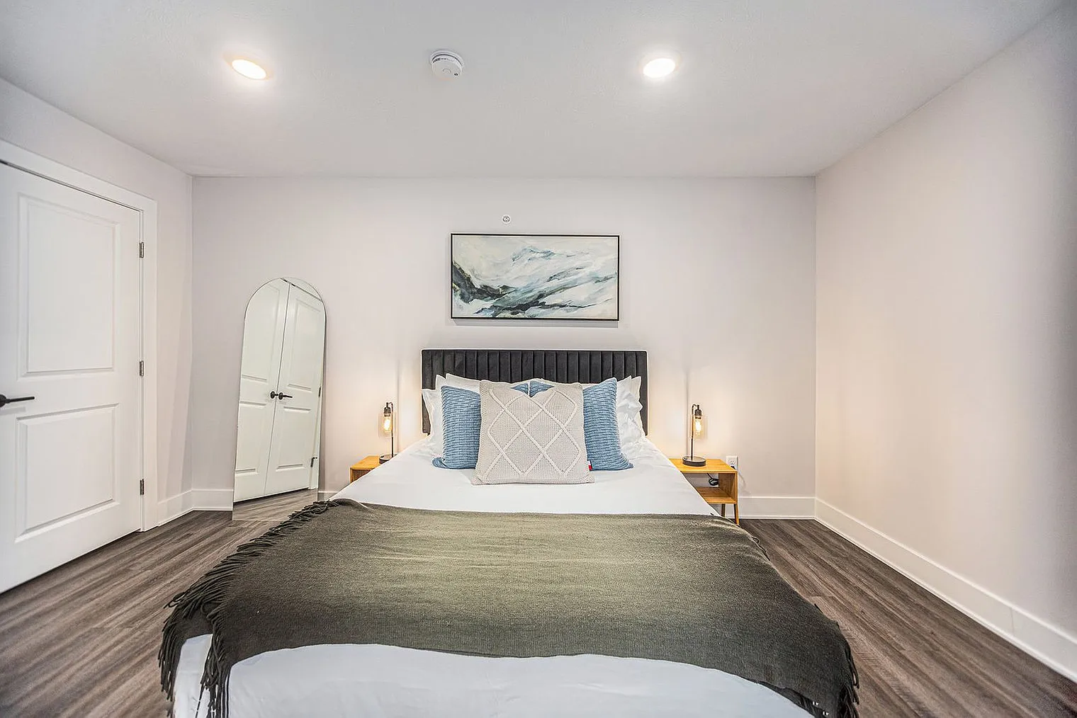 1 bed, 1.0 bath, 570 sqft, $2,854 — Photo 2