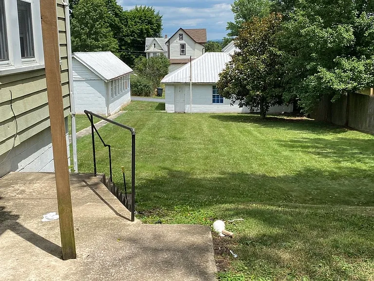 523 Center St — Photo 10