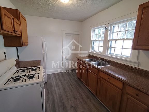 3rd image of 340 W 3rd St