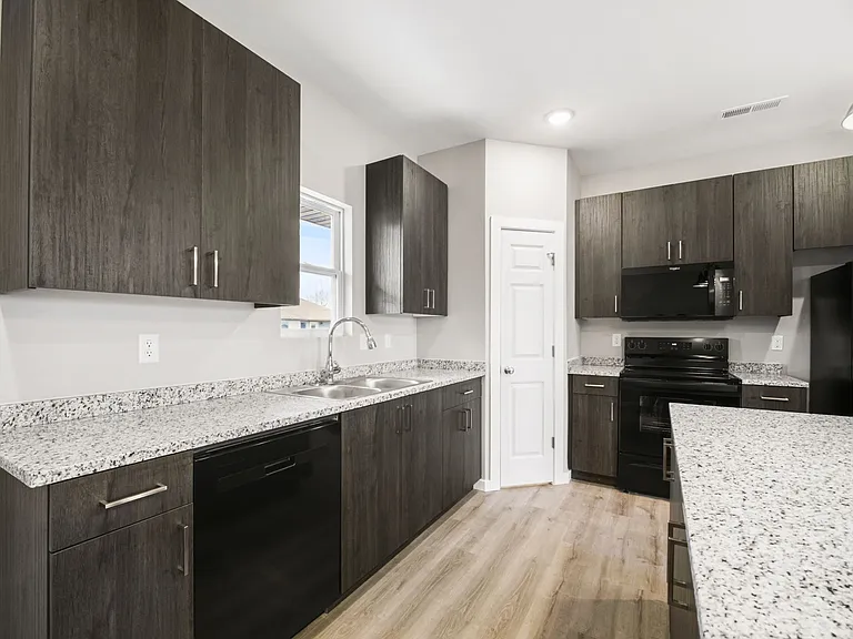 655 E Forest St — Photo 23