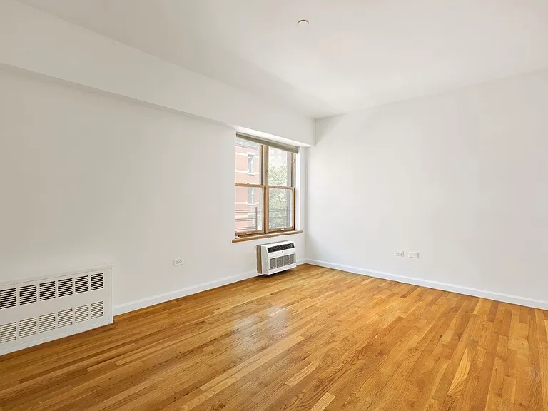 754 E 6th St #4A — Photo 3