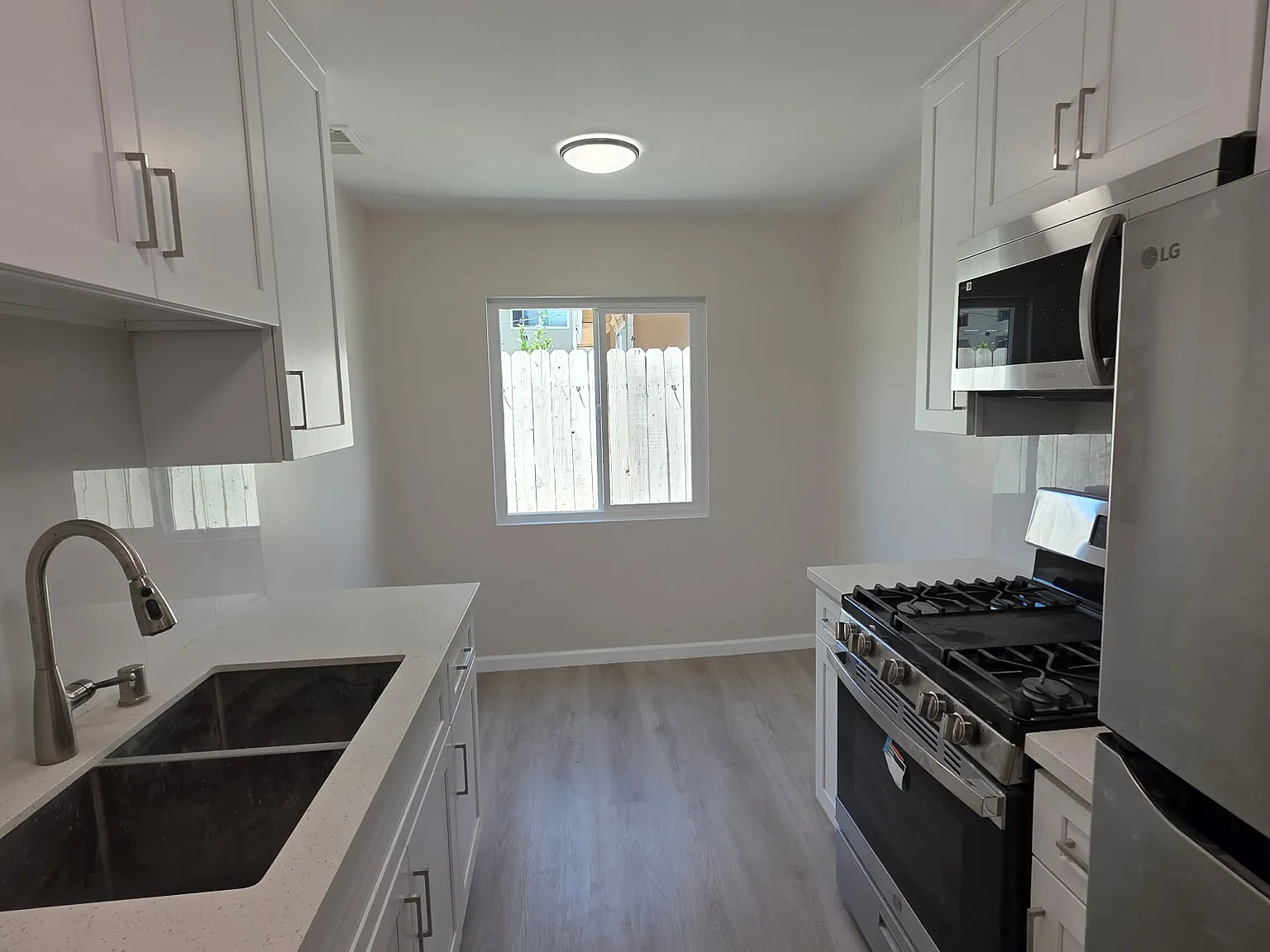 3 bed, 1150 sqft, $3,500 — Photo 2