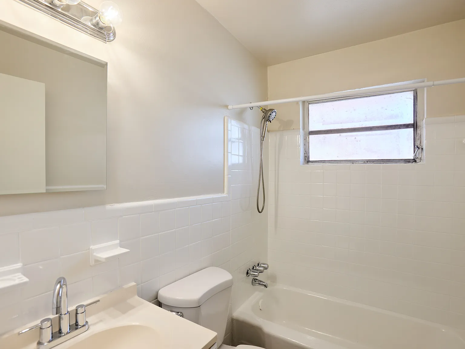 Lenox Apartments — Photo 4