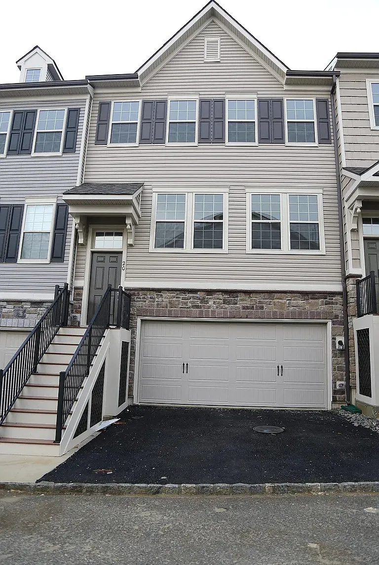 3 bed, 2.5 bath, 2300 sqft, $3,285 — Photo 1