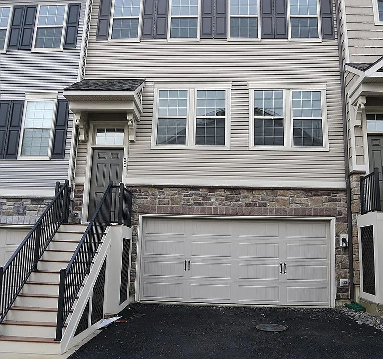 1st image of 20 Maxwell Ln
