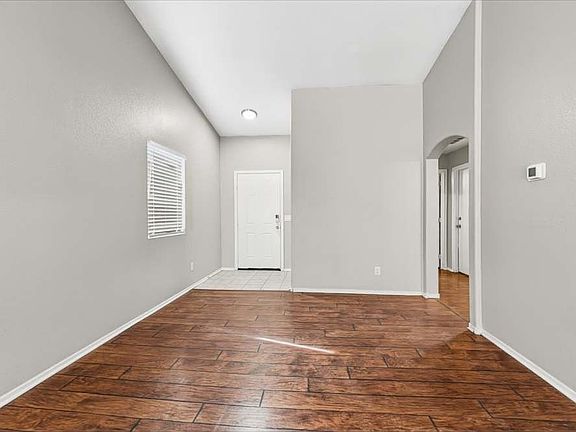 4th image of 1560 Claycord Ave