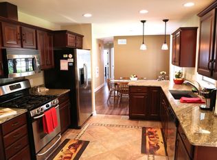 2400 W Daphne Rd, Glendale, WI 53209