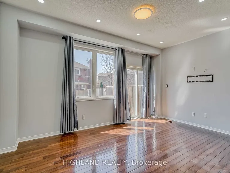 763 Millworks Cres — Photo 3