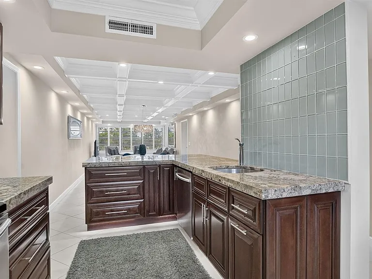 6061 Balboa Cir #206 — Photo 11