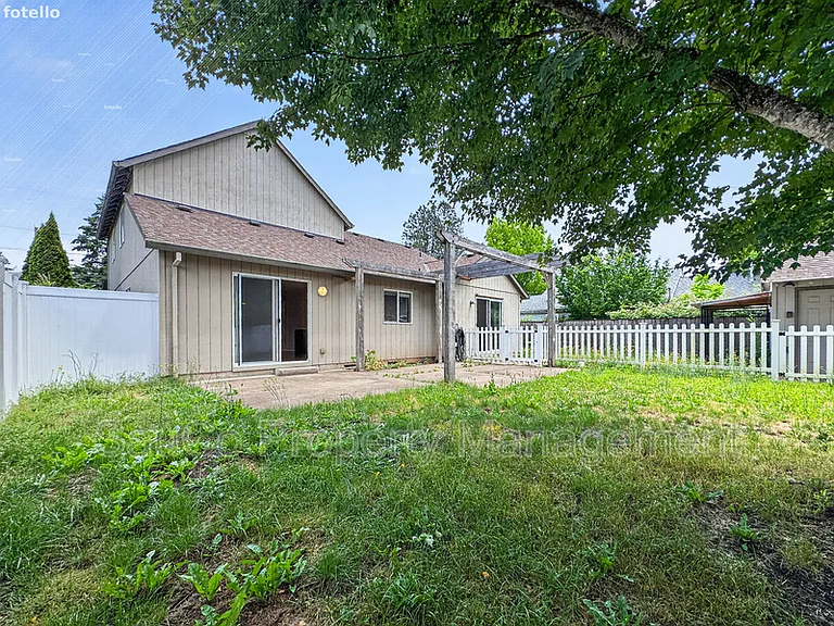 661 NW Connell Ave — Photo 31