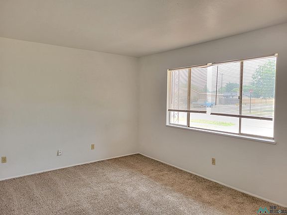 5th image of 300 Circle Dr